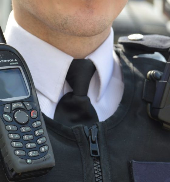Britanijoje policininkai vietoj radijo ryšio siųs SMS