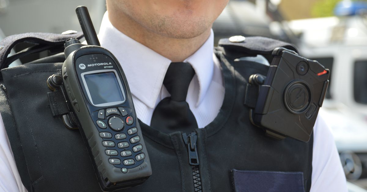 Britanijoje policininkai vietoj radijo ryšio siųs SMS
